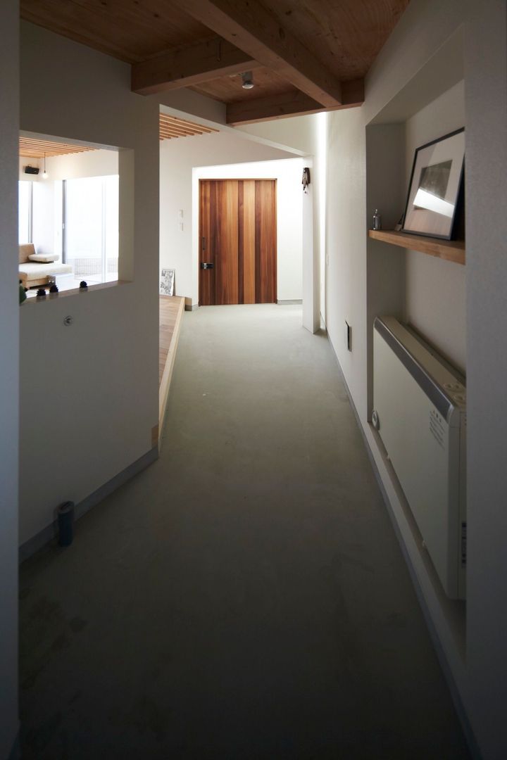 House in Aoba, シキナミカズヤ建築研究所 シキナミカズヤ建築研究所 Modern corridor, hallway & stairs