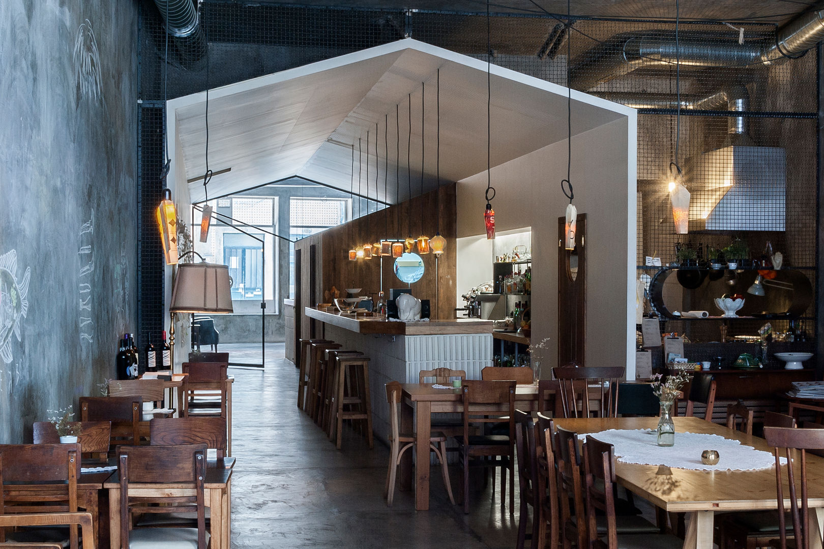 homify Industrial style dining room