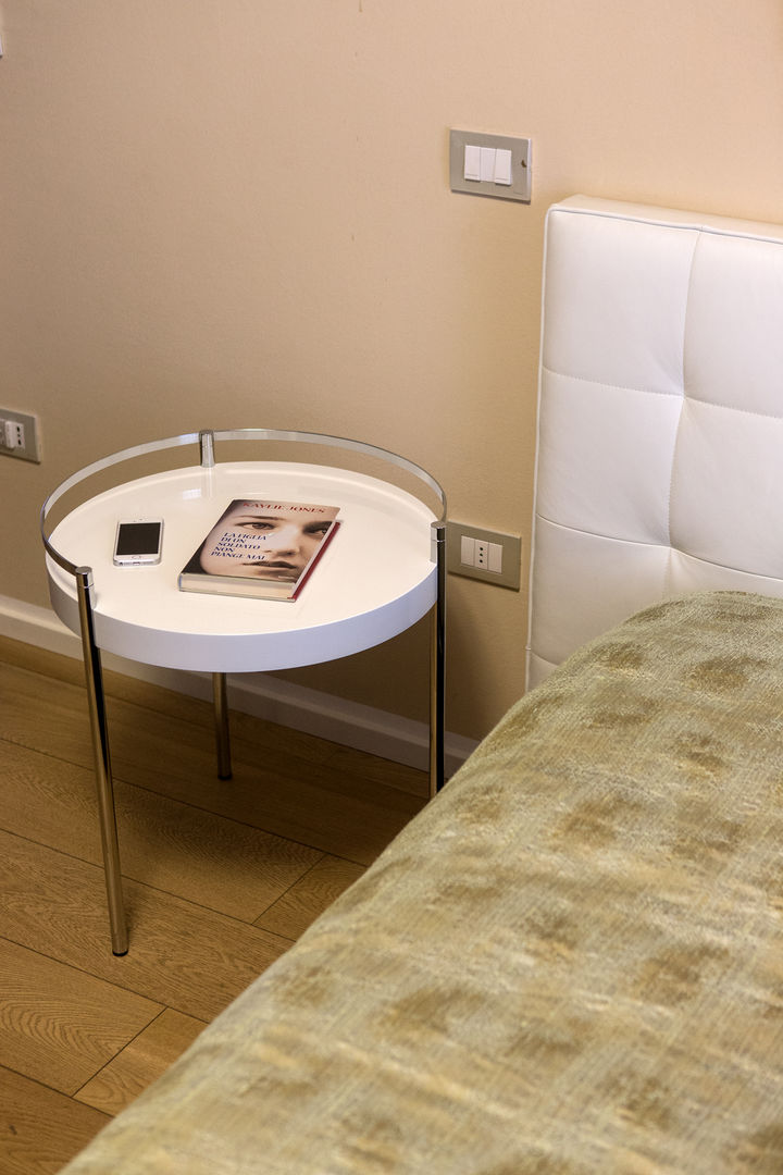 Legno e pietra in casa, QUADRASTUDIO QUADRASTUDIO غرفة نوم الحديد / الصلب Bedside tables