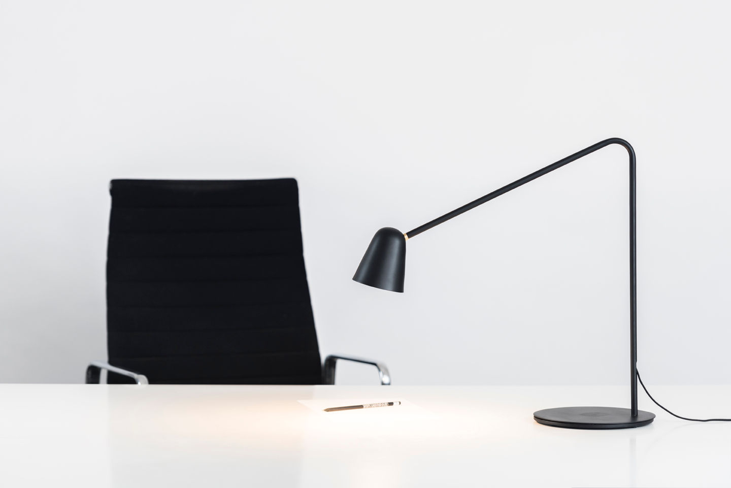 CHAPLIN Tablelamp, Formagenda GmbH Formagenda GmbH Minimalst style study/office Lighting