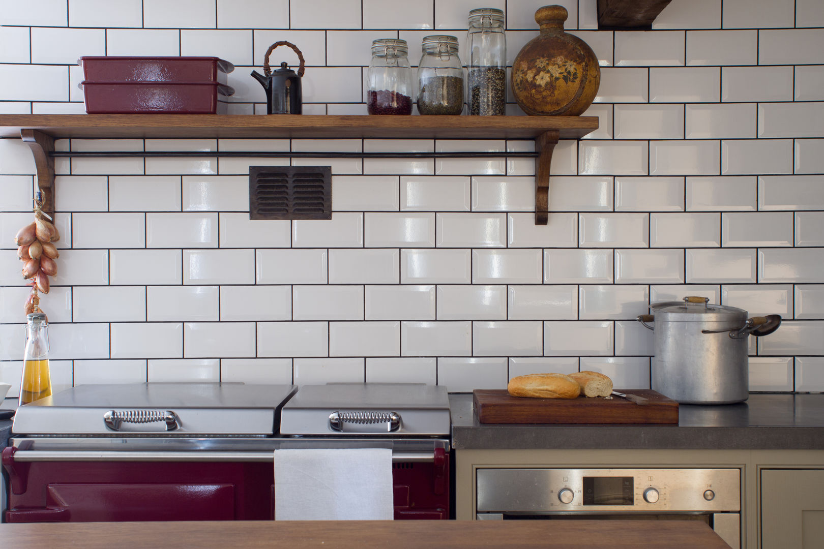 18th Century Manor House with Modern Kitchen homify Kitchen Wood Wood effect metro tiles,everhot range,concrete worktop,oak shelf,oak worktop,paper & paints,shaker style,egyptian grey