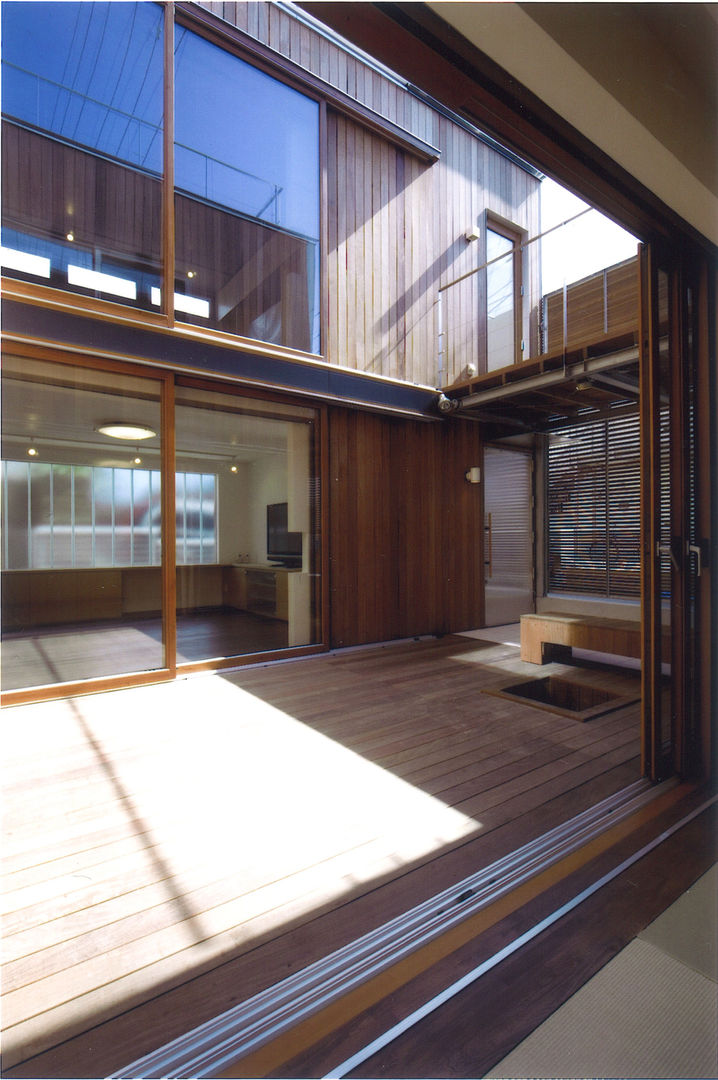 コートハウス, ツチヤタケシ建築事務所 ツチヤタケシ建築事務所 Modern style balcony, porch & terrace