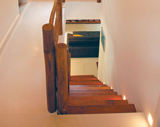 CASA INTEGRADA AO VERDE, RAC ARQUITETURA RAC ARQUITETURA Rustic style corridor, hallway & stairs