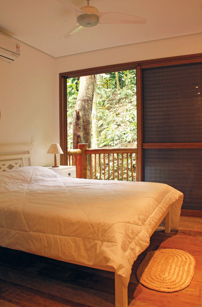 CASA INTEGRADA AO VERDE, RAC ARQUITETURA RAC ARQUITETURA Bedroom