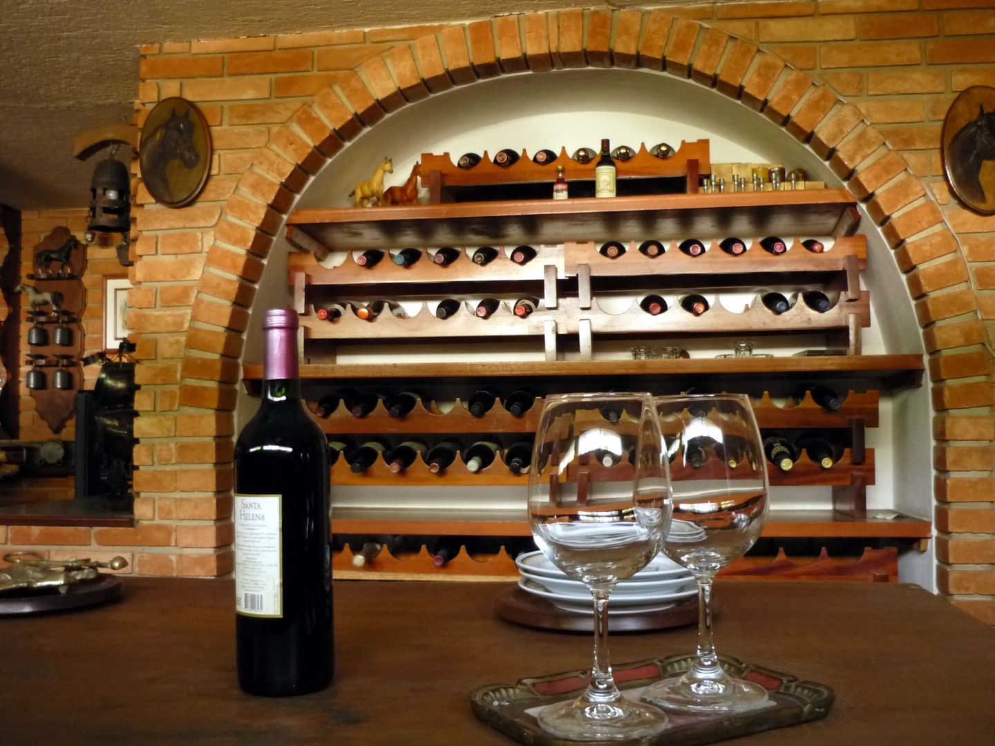 Residência C&M | Alphaville | São Paulo, Daniela Zuffo Arquitetura e Interiores Daniela Zuffo Arquitetura e Interiores Classic style wine cellar