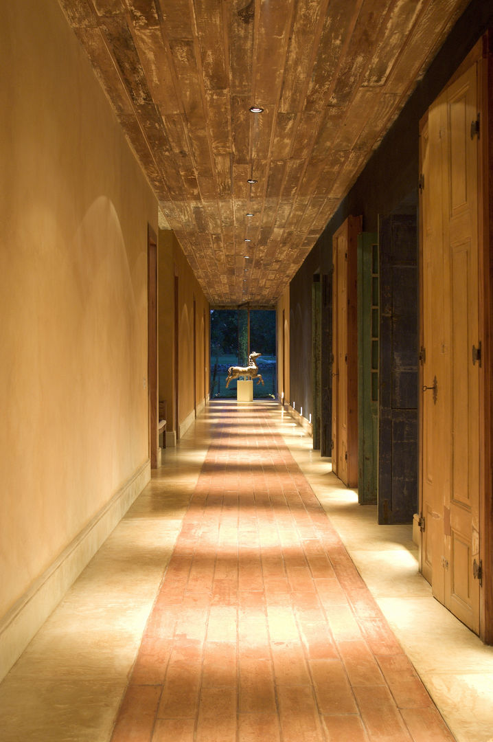 Fazenda Santo Antônio do Leite, Mario Caetano e Eliane Pinheiro Mario Caetano e Eliane Pinheiro Country style corridor, hallway& stairs