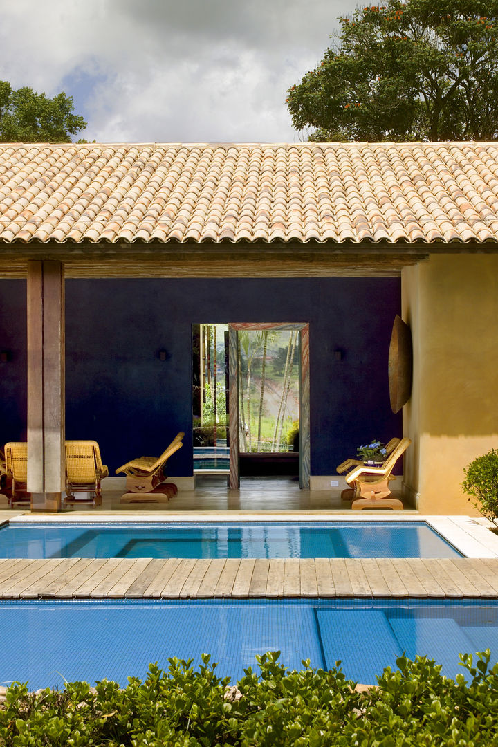 Fazenda Santo Antônio do Leite, Mario Caetano e Eliane Pinheiro Mario Caetano e Eliane Pinheiro Country style balcony, porch & terrace