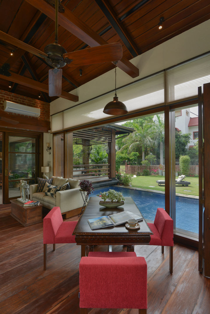 Chattarpur Farmhouse New Delhi, monica khanna designs monica khanna designs モダンデザインの ダイニング テーブル