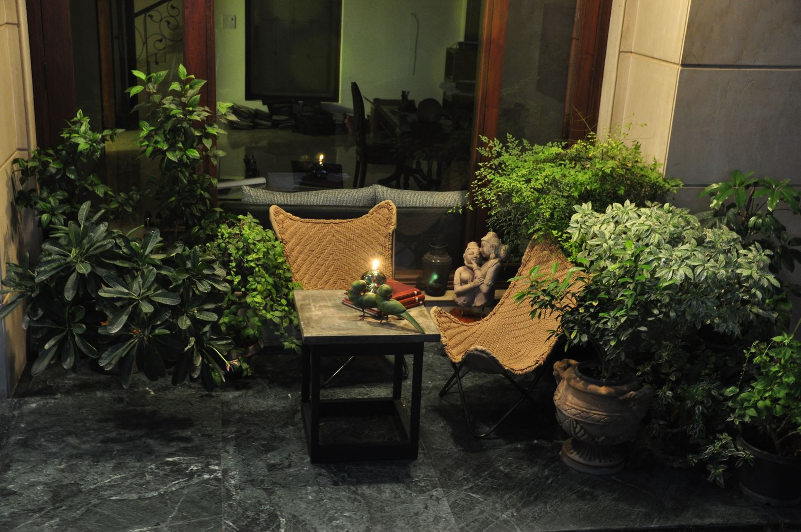 Apartment, monica khanna designs monica khanna designs Modern balcony, veranda & terrace Furniture