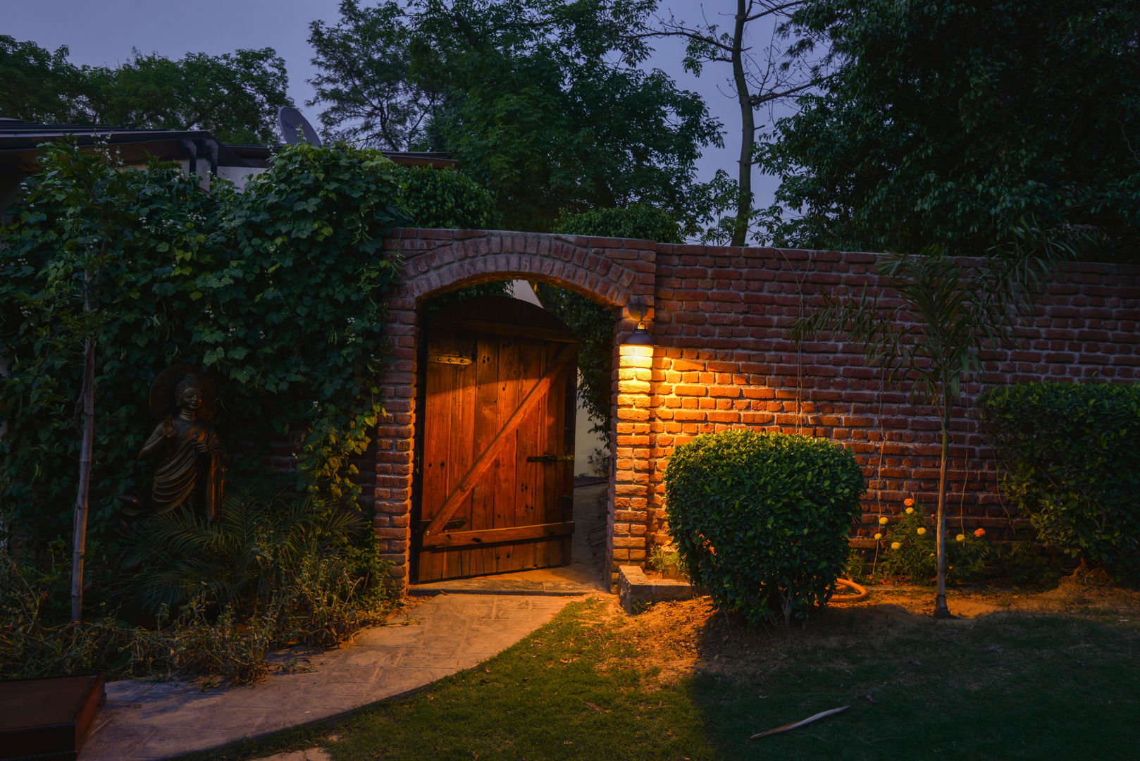 Juanapur Farmhouse, monica khanna designs monica khanna designs Jardin moderne Clôture & murs