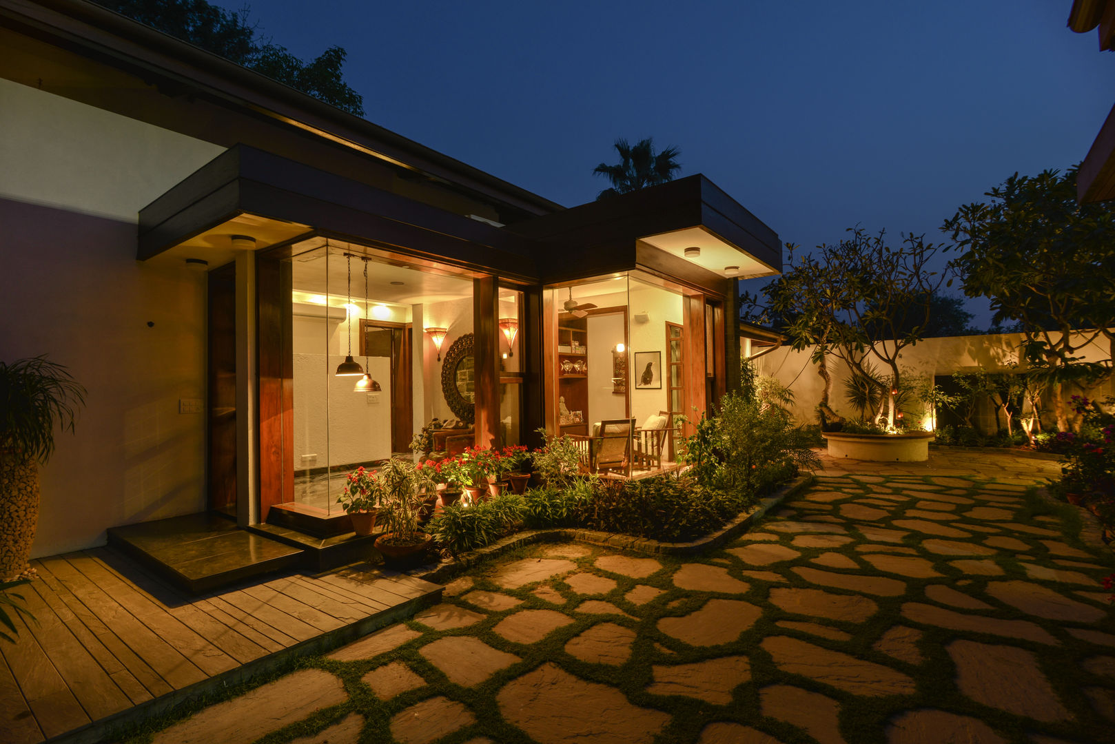 Juanapur Farmhouse, monica khanna designs monica khanna designs Moderne balkons, veranda's en terrassen Verlichting