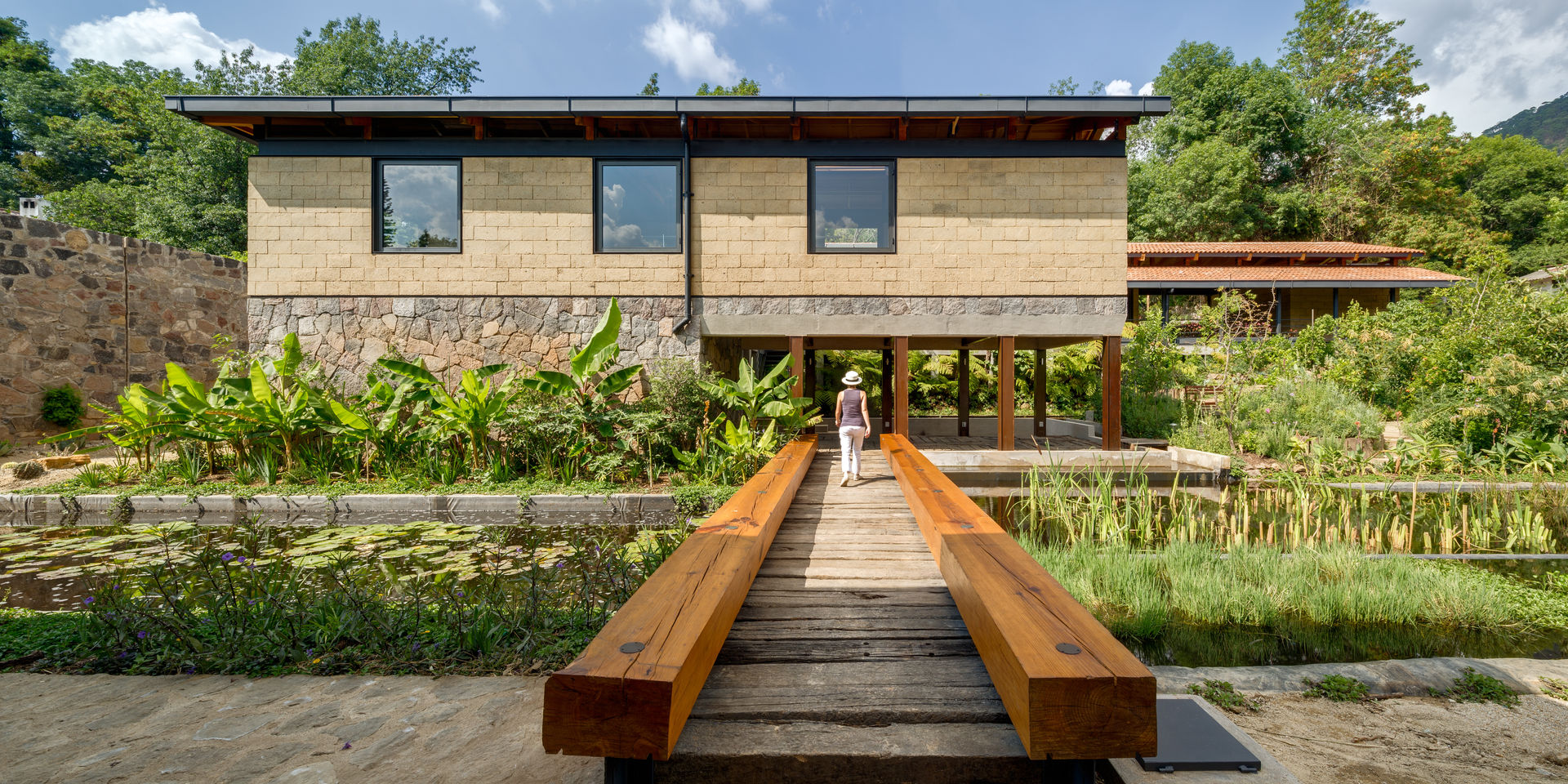 Puente de Acceso / Humedal Construido TAAR / TALLER DE ARQUITECTURA DE ALTO RENDIMIENTO Jardines de estilo moderno