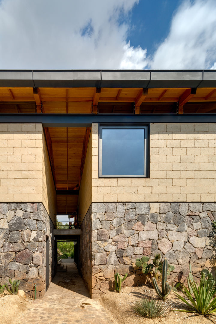 Patio de Maniobras / Isla de Cactaseas TAAR / TALLER DE ARQUITECTURA DE ALTO RENDIMIENTO Casas modernas: Ideas, imágenes y decoración