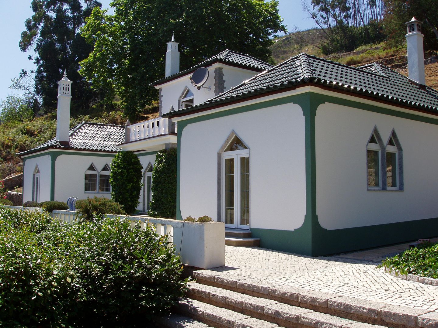 Facade Renovation RenoBuild Algarve Casas de estilo rural