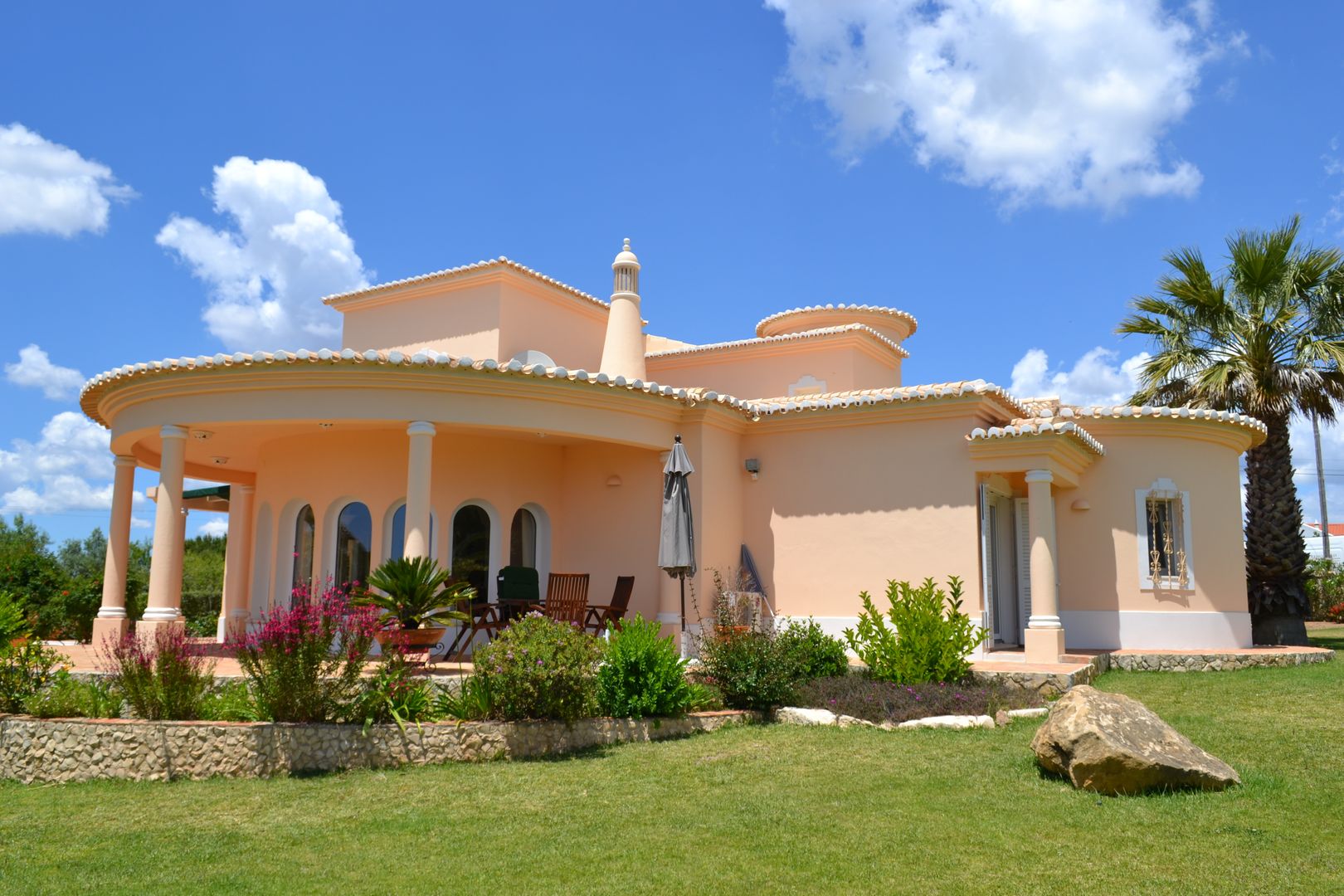 Facade Maintenance and Repair RenoBuild Algarve Casas de estilo mediterráneo