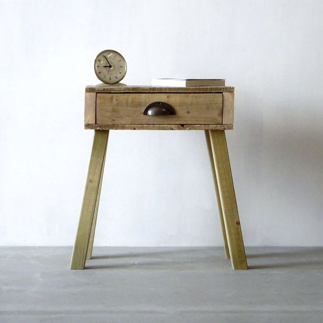 Bedside Table Piggledy Pallet Furniture Habitaciones de estilo minimalista Madera Acabado en madera Mesillas de noche