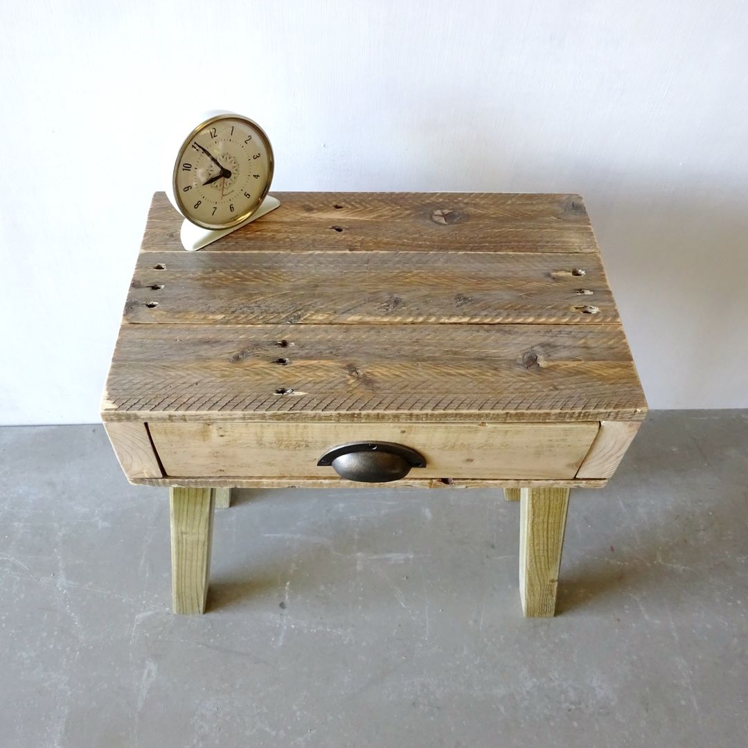 Pallet Bedside Table, Piggledy Pallet Furniture Piggledy Pallet Furniture 미니멀리스트 침실 우드 우드 그레인 베드 사이드 테이블