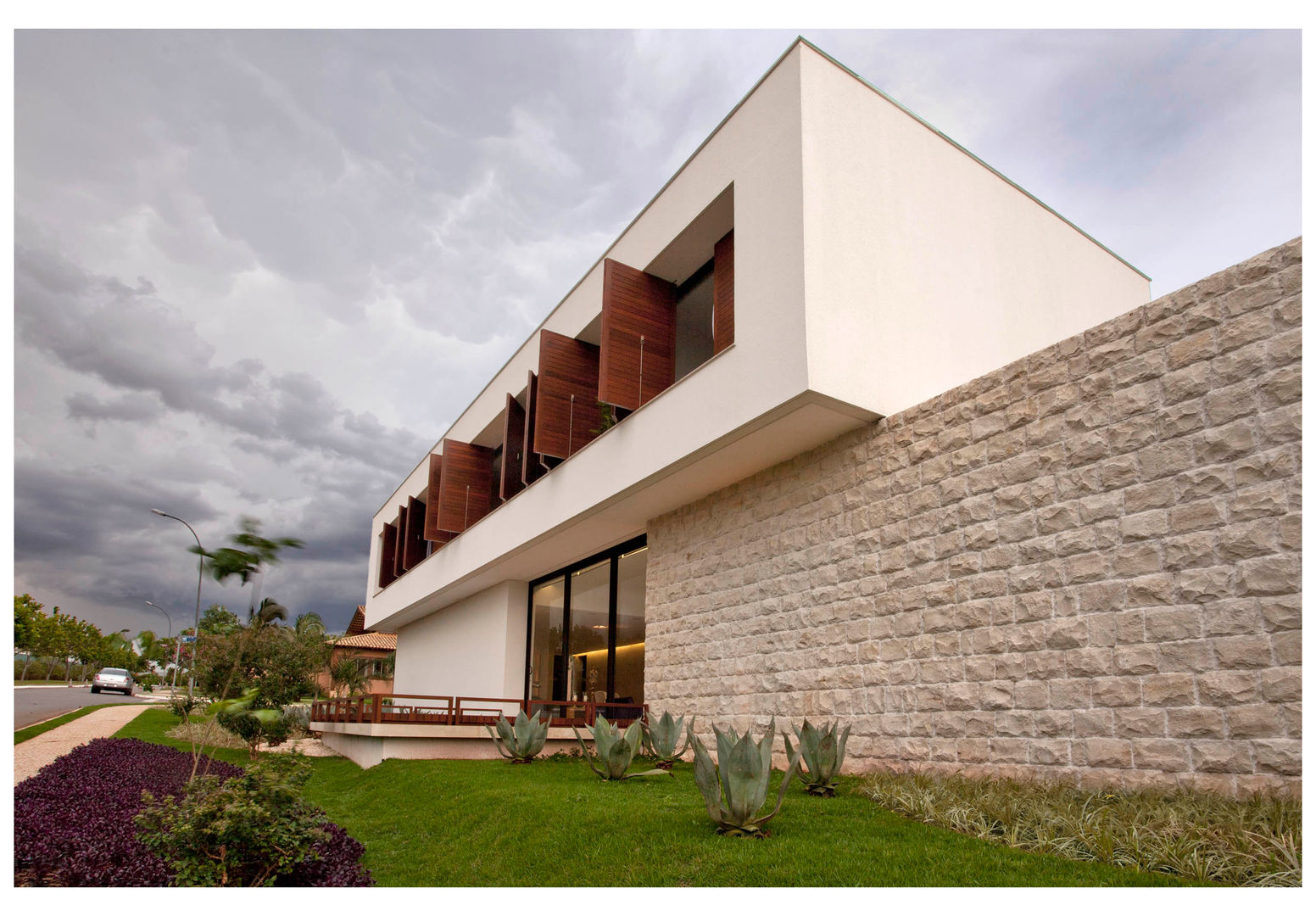 Casa Bulcão, ANDRÉ BRANDÃO + MÁRCIA VARIZO arquitetura e interiores ANDRÉ BRANDÃO + MÁRCIA VARIZO arquitetura e interiores Casas modernas Plantar,Céu,Prédio,Nuvem,Propriedade,Janela,Terreno,Retângulo,Design urbano,Casa