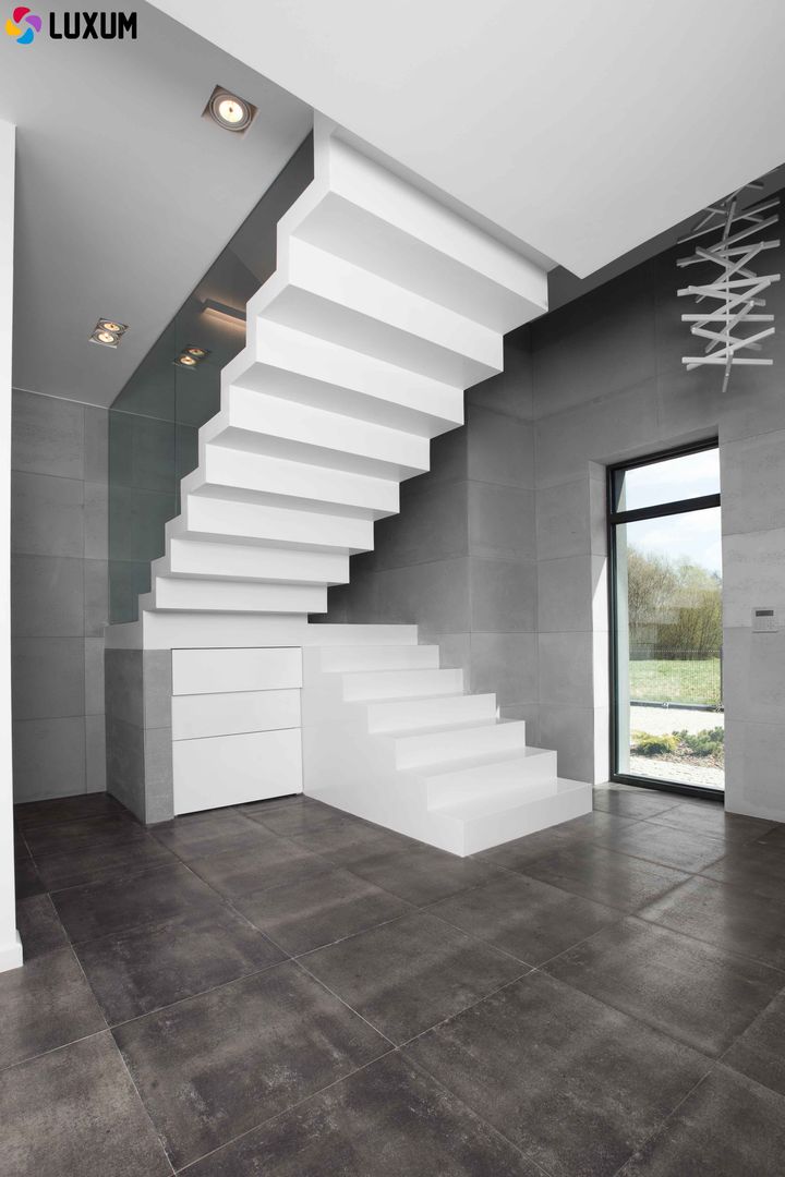 Beton architektoniczny we wnętrzu Luxum Minimalistyczny korytarz, przedpokój i schody