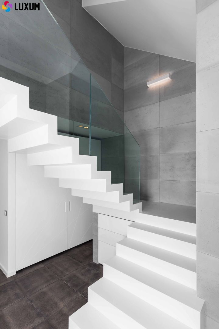 Beton architektoniczny we wnętrzu, Luxum Luxum Pasillos, vestíbulos y escaleras de estilo minimalista