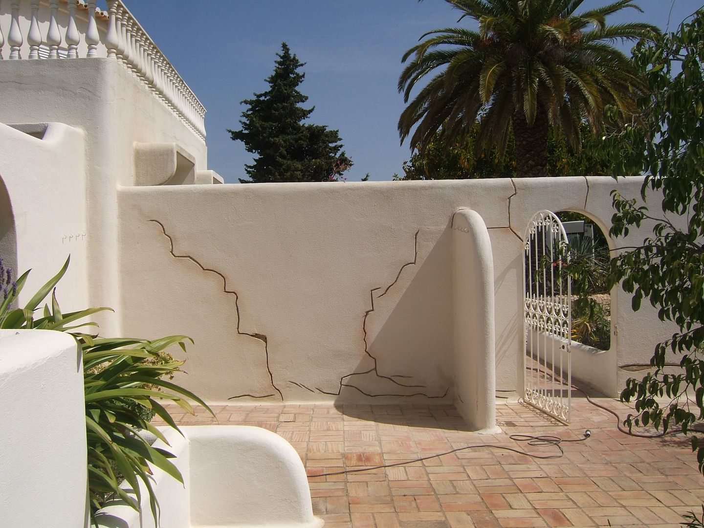 Facade Repair and Painting / Crack Repair System RenoBuild Algarve Mediterrane huizen