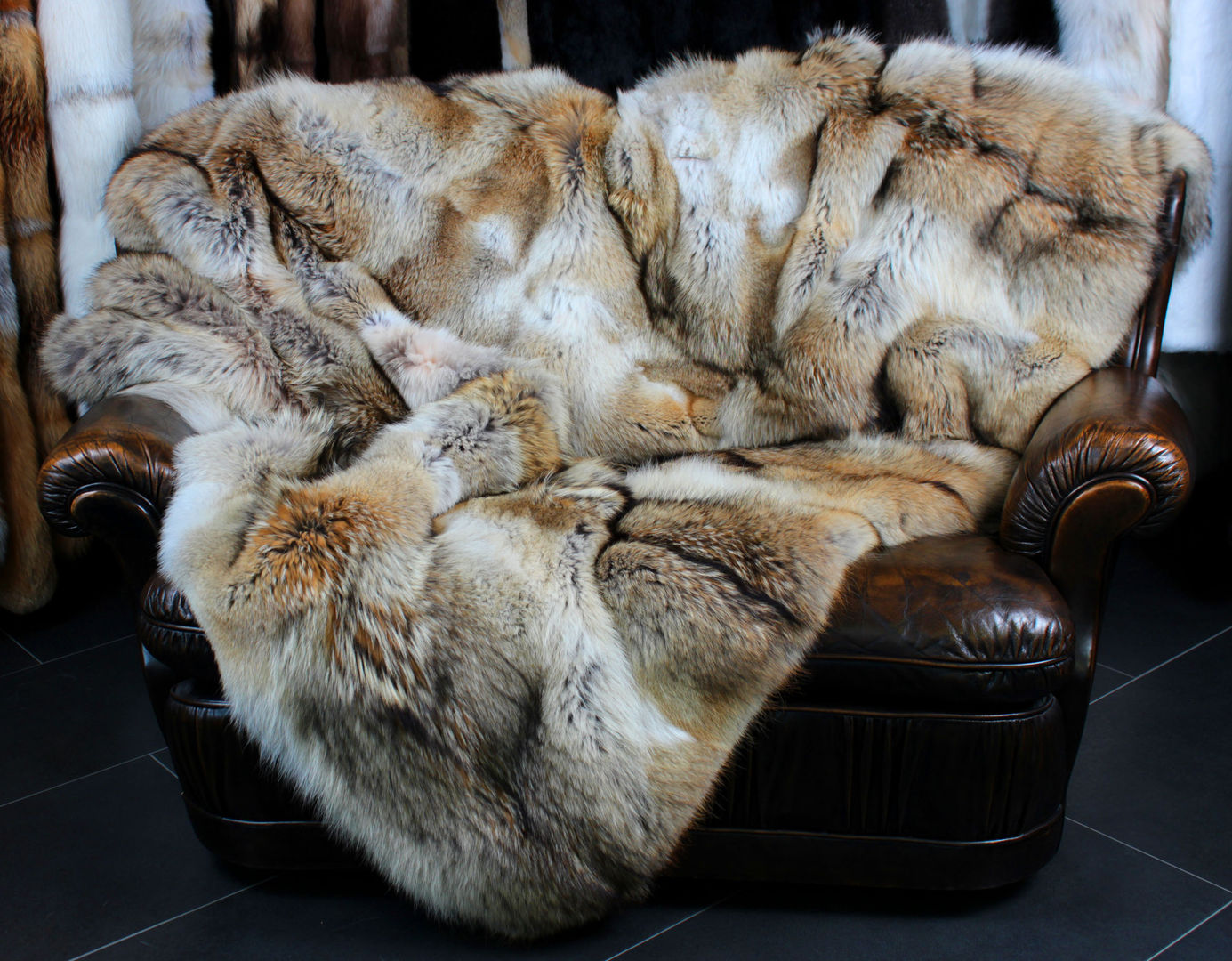 Pelzdecke aus kanadischen Kojotenfellen (OA-Ware), Lars Paustian - International Fur Lars Paustian - International Fur غرفة نوم فرو White أقمشة و منسوجات