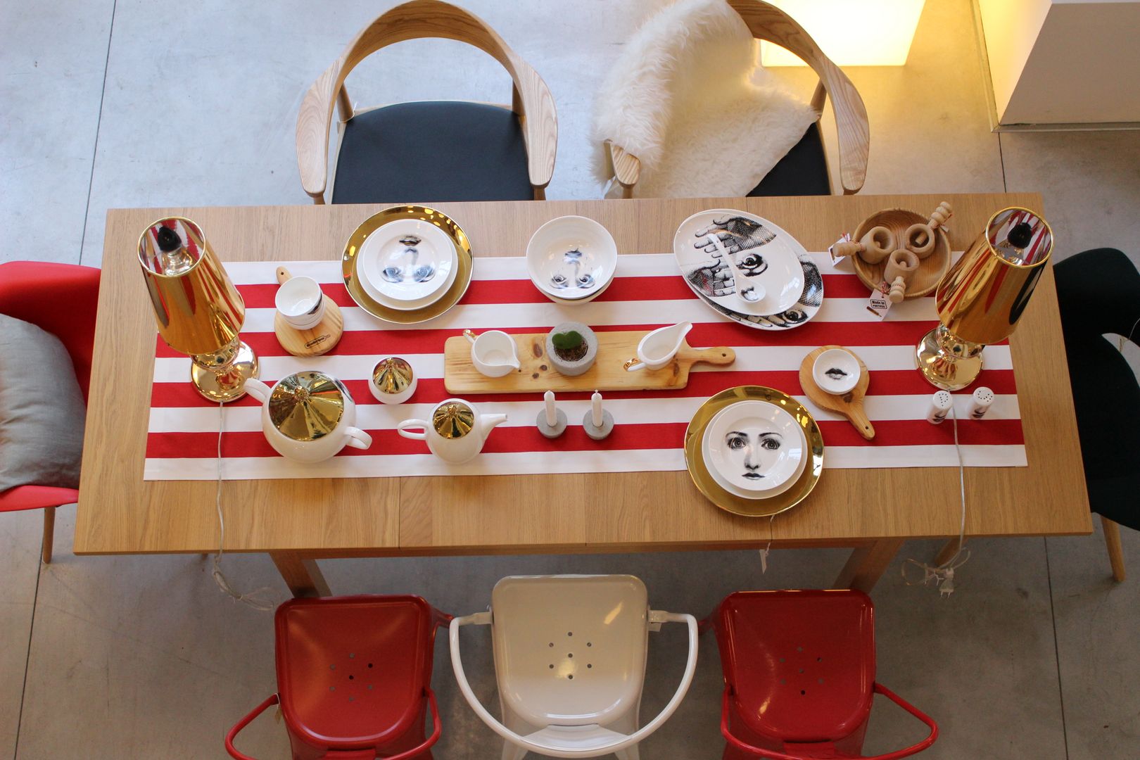 Natal, Entre Led e Design Entre Led e Design Minimalist dining room Ceramic Crockery & glassware