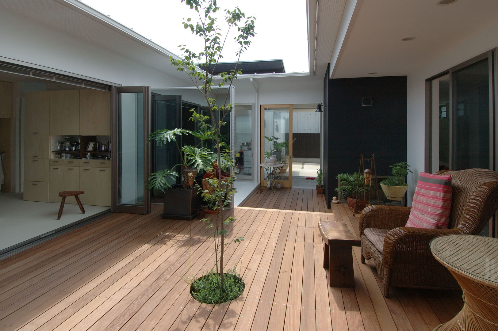 自然を感じる家で暮らす, スタジオ・ベルナ スタジオ・ベルナ Scandinavian style balcony, veranda & terrace Wood Wood effect