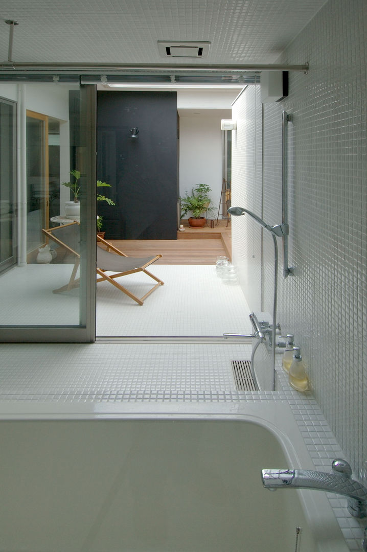 自然を感じる家で暮らす, スタジオ・ベルナ スタジオ・ベルナ Modern bathroom Tiles