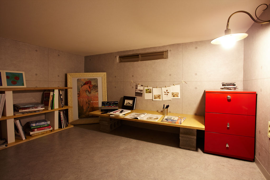 잉여주택, designvom designvom Nowoczesne domowe biuro i gabinet