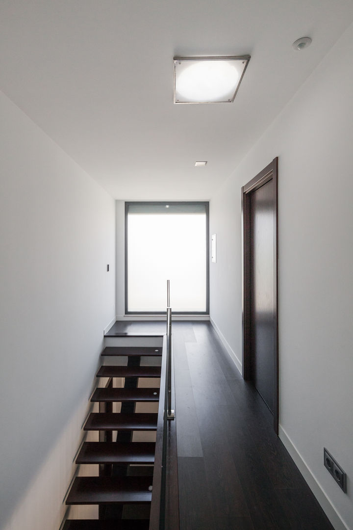 ML House, JPS Atelier - Arquitectura, Design e Engenharia JPS Atelier - Arquitectura, Design e Engenharia Modern corridor, hallway & stairs