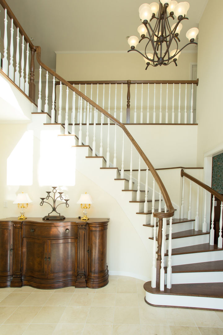 ジョージアンスタイルの家で暮らす, 株式会社Linewood 株式会社Linewood Classic style corridor, hallway and stairs