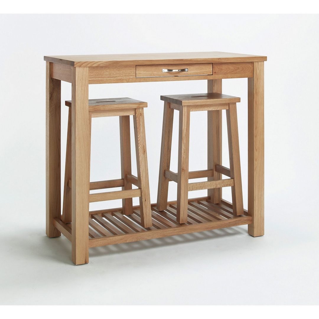 Bonsoni Sherborne Oak Breakfast Table and Stools - Made of a High Quality Grade of Oak homify クラシックデザインの ダイニング 木 木目調 テーブル