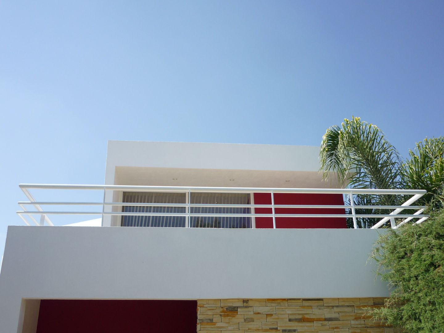 homify Minimalist balcony, veranda & terrace