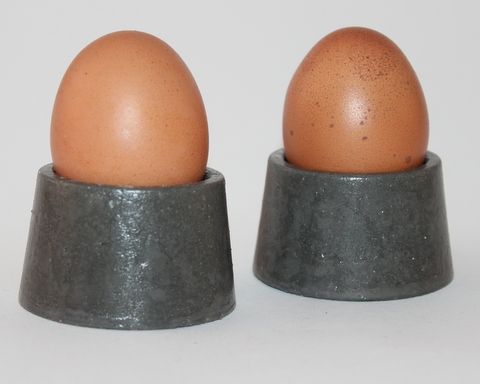 2 runde Eierbecher aus Beton The art of grey Industriale Küchen Stein Küchenutensilien