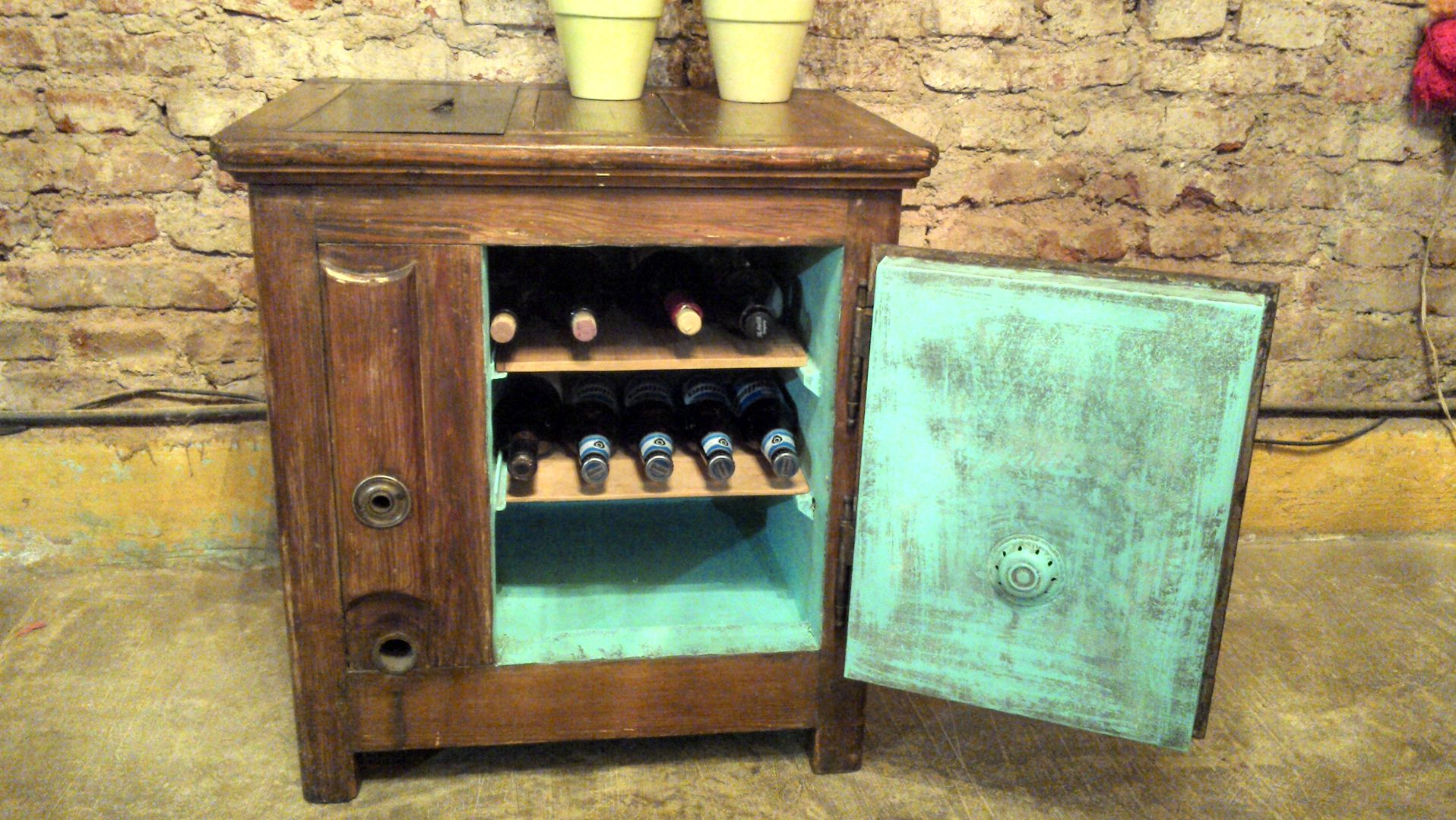 ANTIGUA HELADERA DE CAMPO, Muebles eran los de antes - Buenos Aires Muebles eran los de antes - Buenos Aires Hầm rượu phong cách mộc mạc Than củi Multicolored Wine cellar