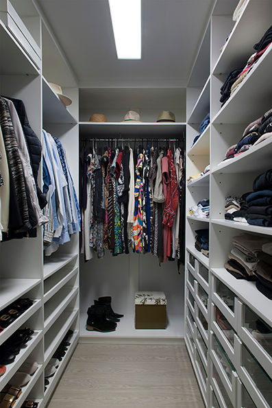 Dormitório e Closet Casal, Angela Ognibeni Arquitetura e Interiores Angela Ognibeni Arquitetura e Interiores ห้องแต่งตัว