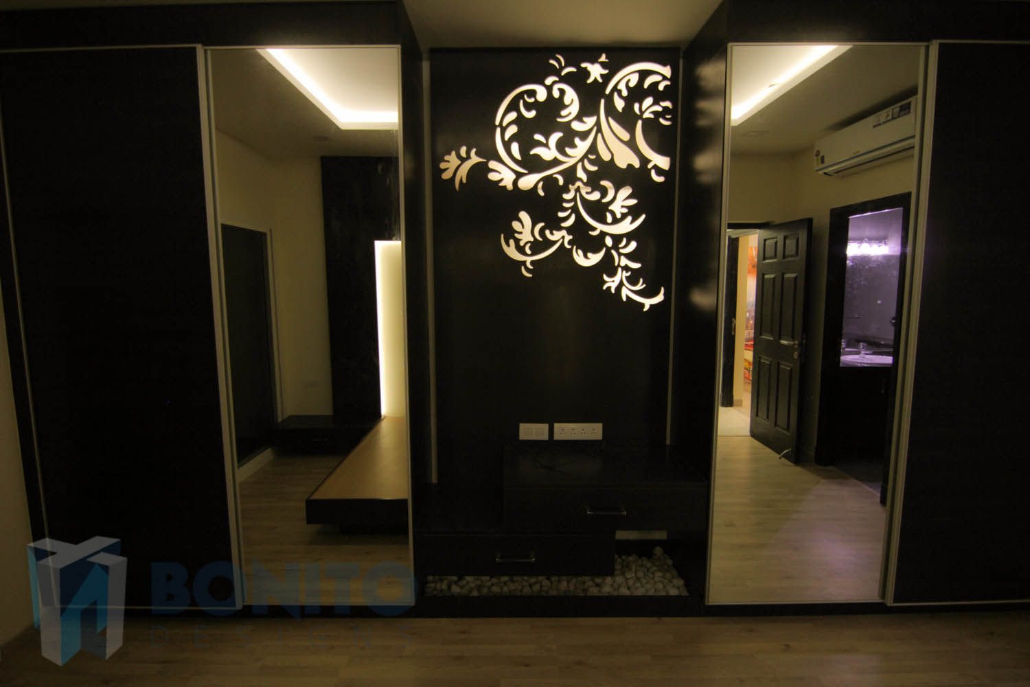 Slider wardrobe with CNC design and mirrored doors homify 臥室 梳妝台