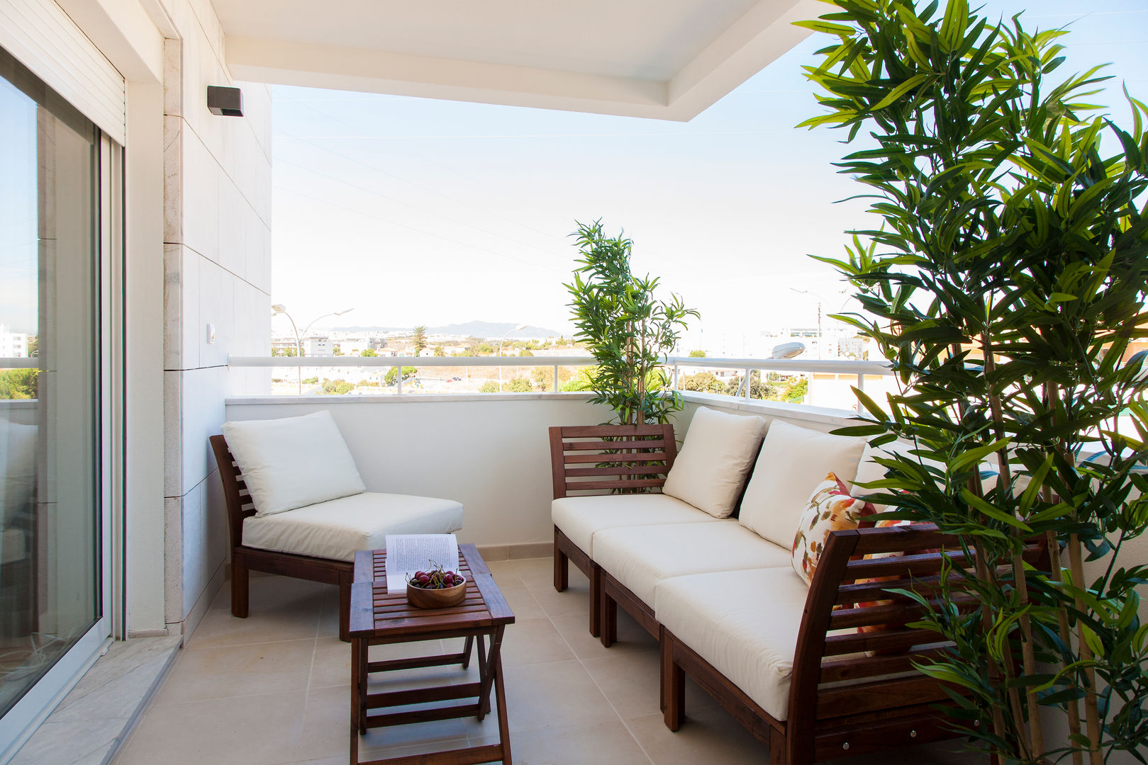Andar Modelo - Oeiras, Traço Magenta - Design de Interiores Traço Magenta - Design de Interiores Modern style balcony, porch & terrace