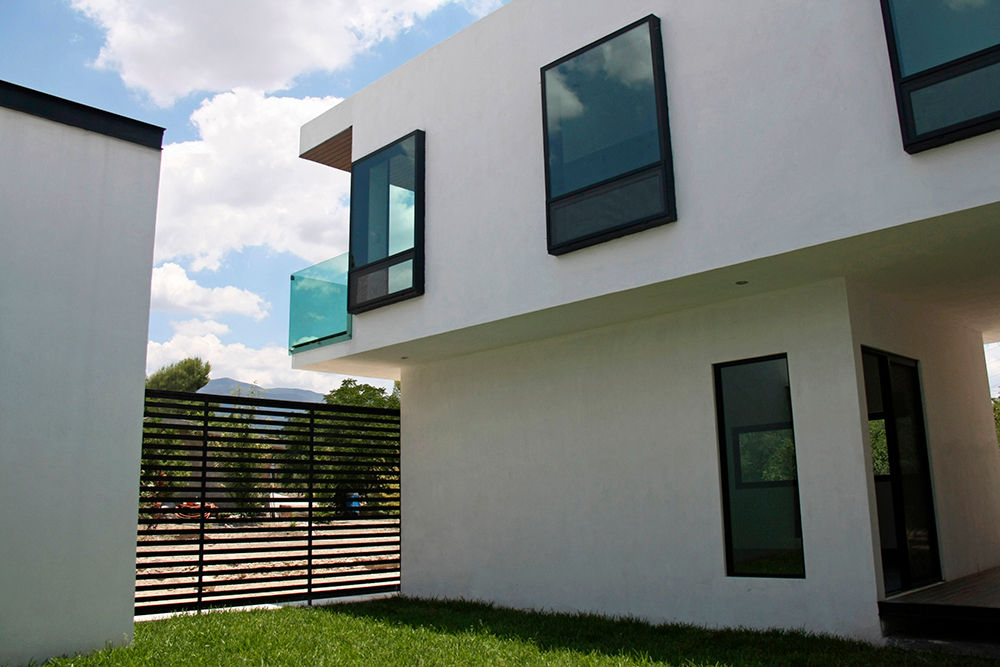 Vista desde jardín central Narda Davila arquitectura Casas modernas: Ideas, diseños y decoración Hierro/Acero