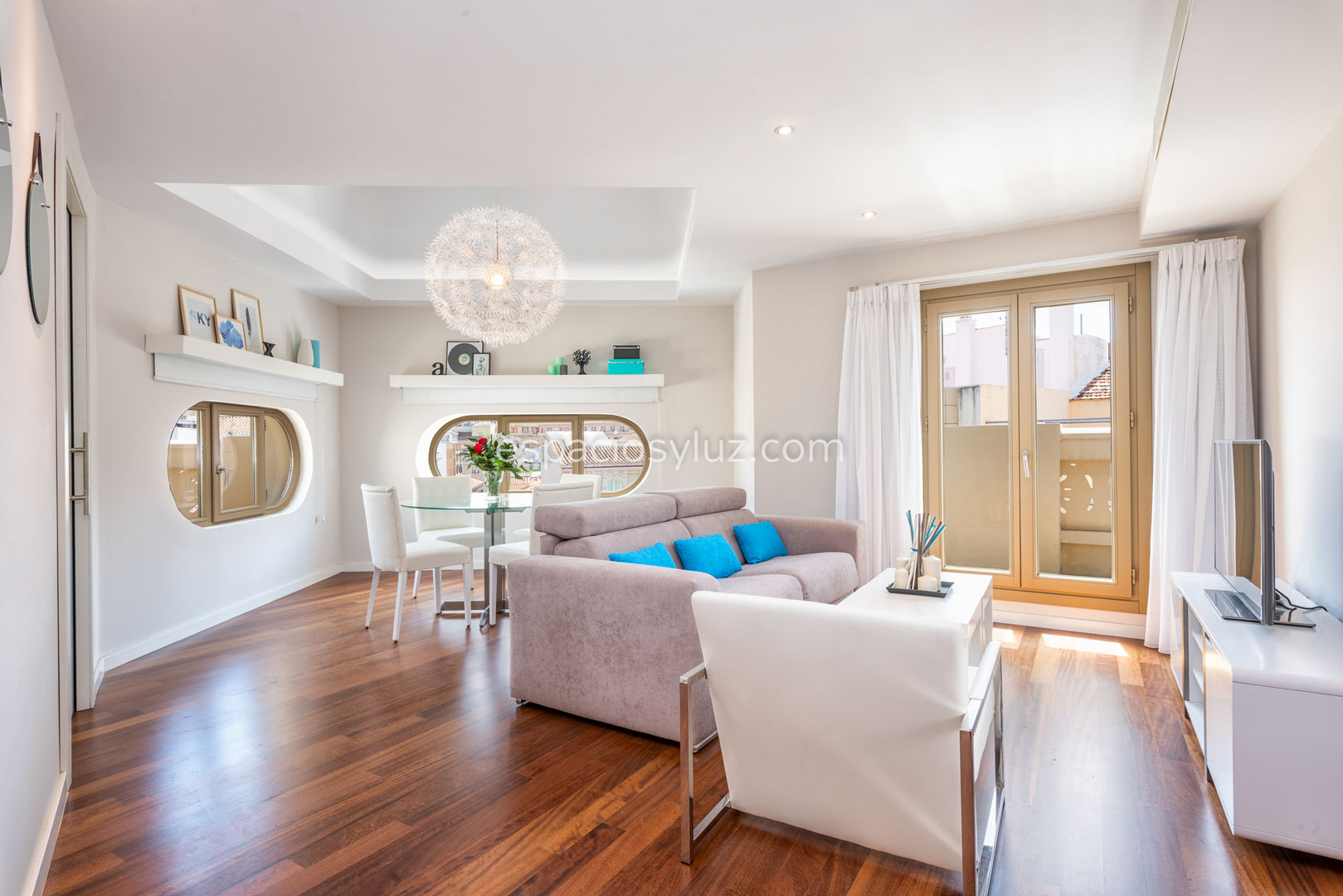 Edificio Histórico centro de Málaga, Espacios y Luz Fotografía Espacios y Luz Fotografía Modern living room