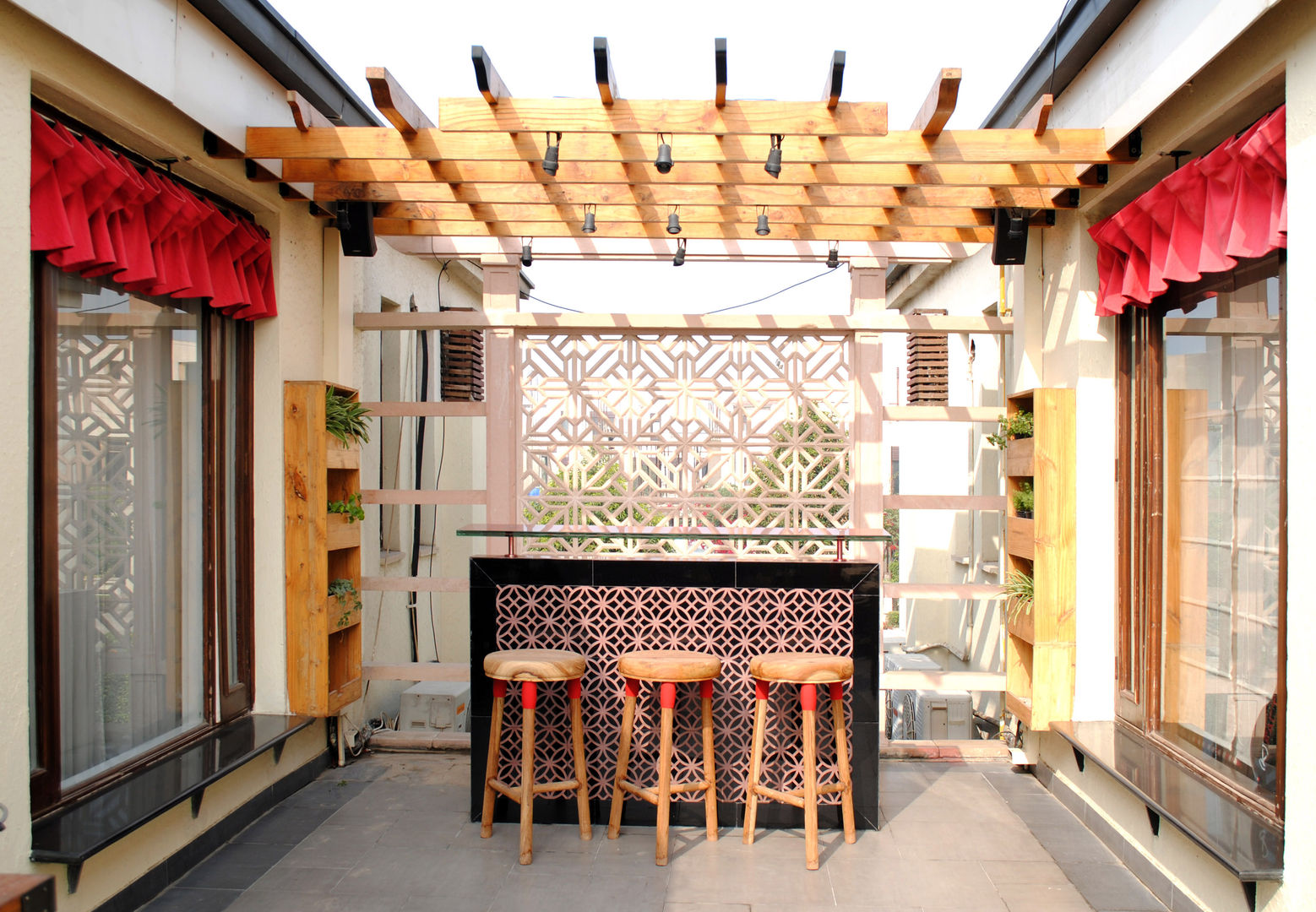 Balcony Design, Greater Noida, H5 Interior Design H5 Interior Design Balcon, Veranda & Terrasse rustiques
