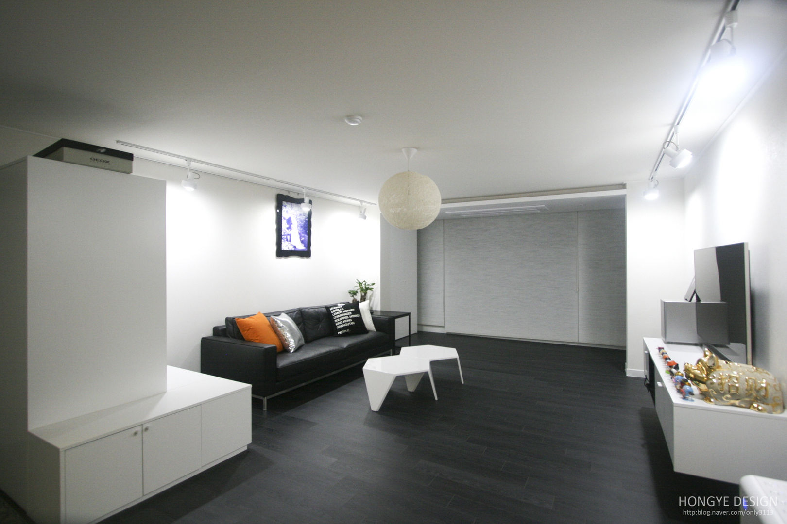 아내가 꿈꾸는 공간, 다이닝룸과 드레스룸이 예쁜 32py , 홍예디자인 홍예디자인 Modern Living Room