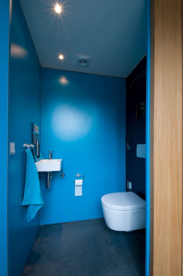toilet JANICKI ARCHITECT Moderne badkamers Eigendom,Blauw,Sanitair armatuur,Badkamer,Armatuur,Paars,azuurblauw,Wasbak,Interieur ontwerp,Rechthoek