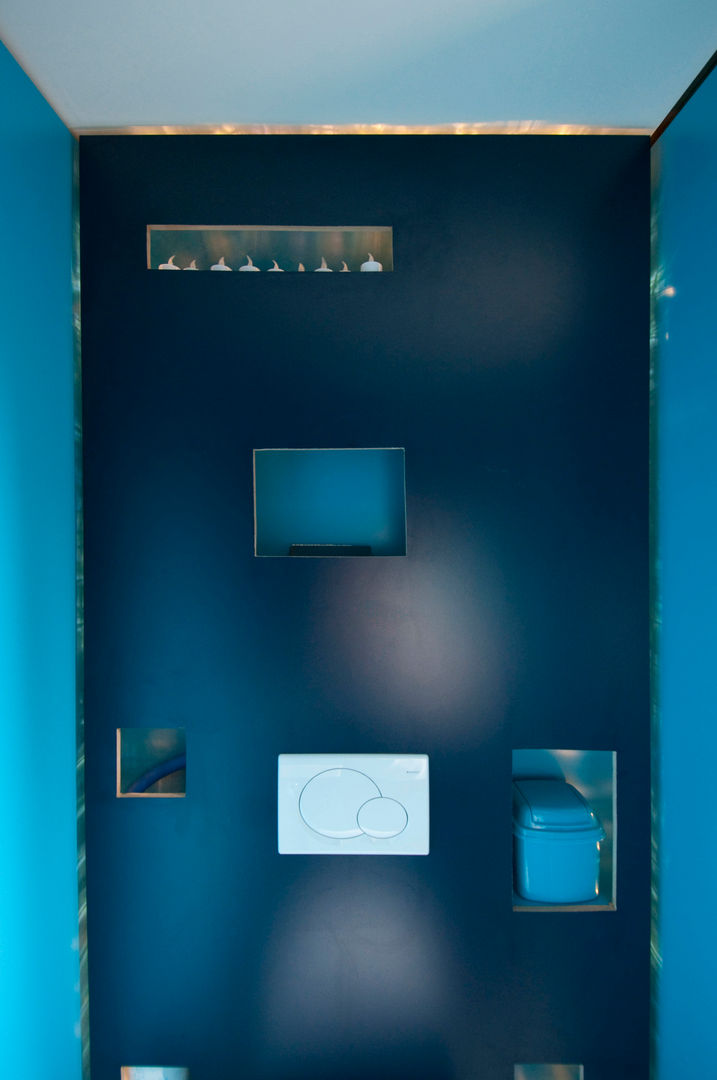 toilet JANICKI ARCHITECT Moderne badkamers Blauw,azuurblauw,Rechthoek,Armatuur,Lijn,Aqua,Elektrisch blauw,Plafond,Trap,Lettertype