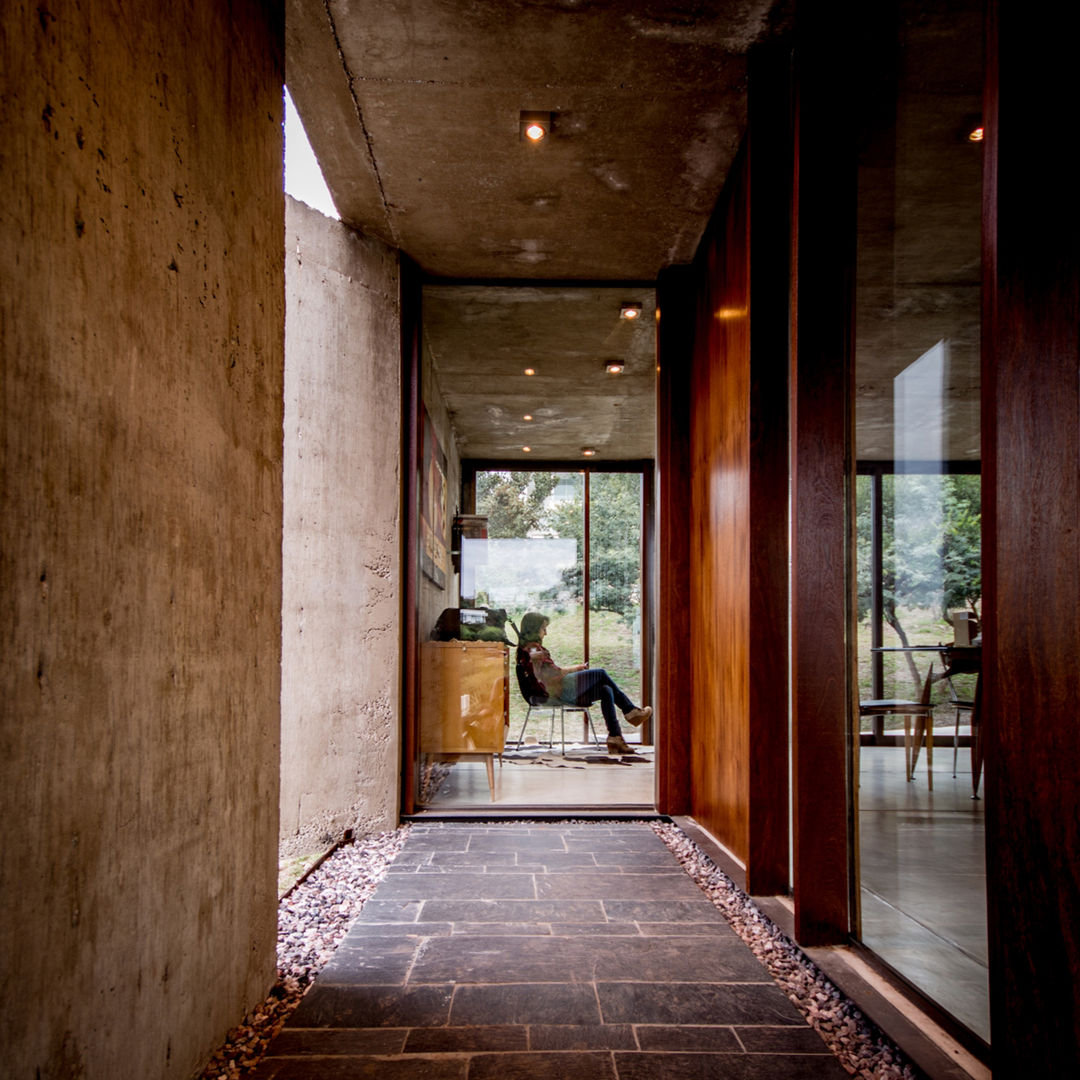 Casa La Rufina, Arq. Santiago Viale Lescano Arq. Santiago Viale Lescano Modern corridor, hallway & stairs