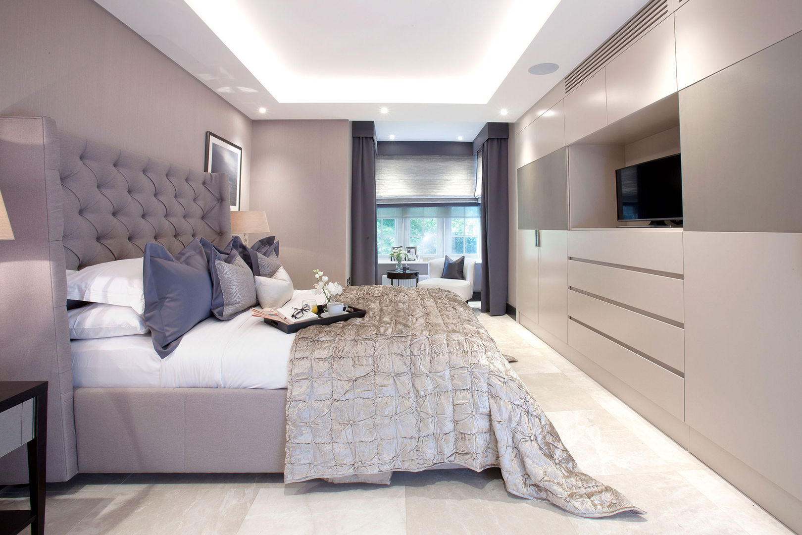 Parkside II, JHR Interiors JHR Interiors Phòng ngủ phong cách kinh điển Beds & headboards