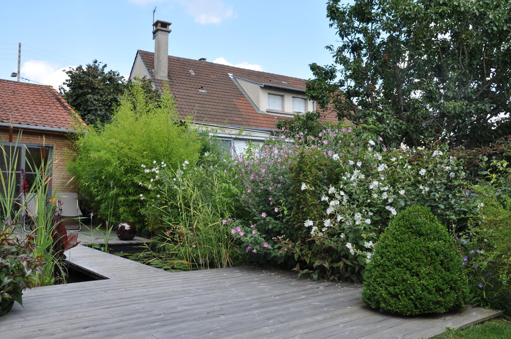 Création d'un extérieur zen et original pour l'été, Taffin Taffin Jardines de estilo moderno