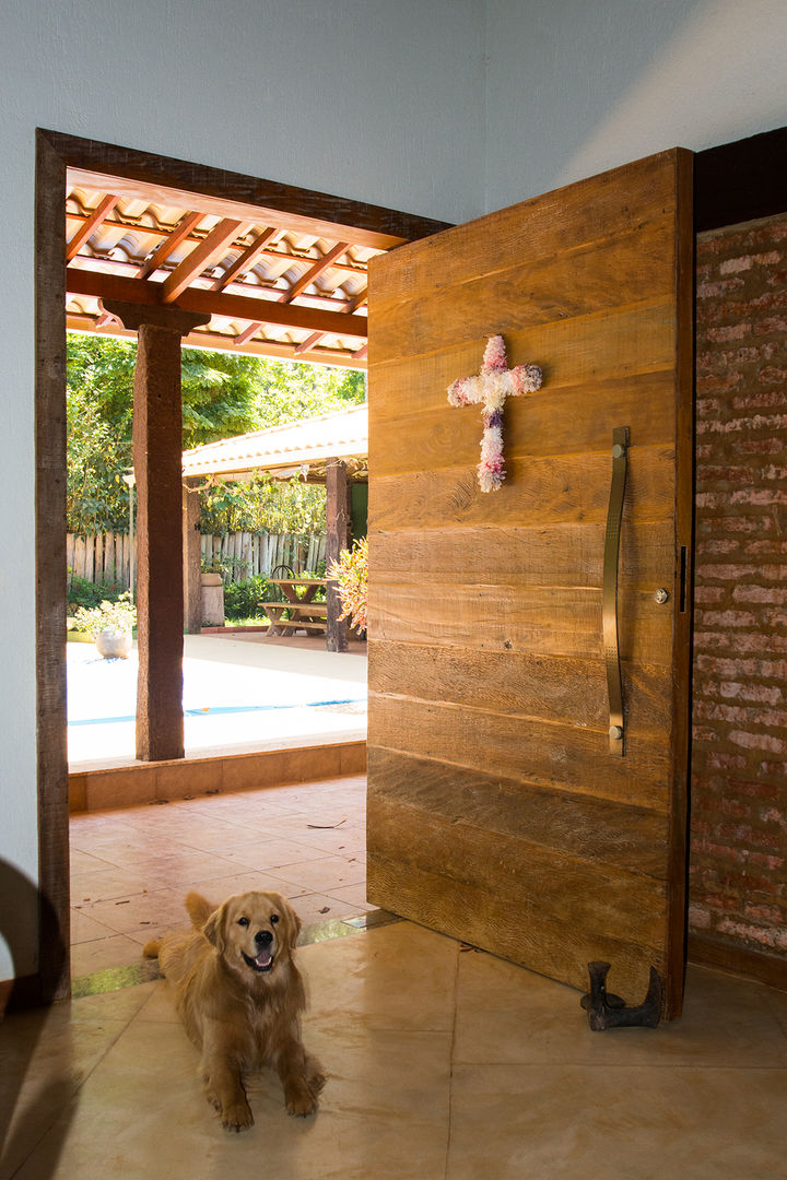 Porta frontal Jaqueline Vale Arquitetura Portas e janelas rústicas