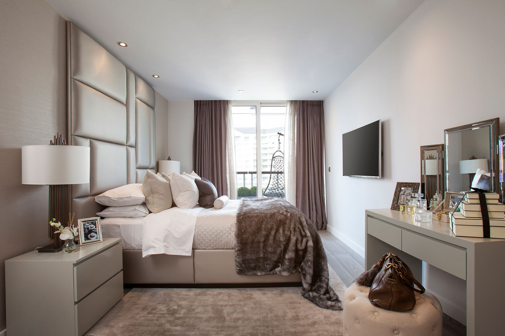 Thames Quay, JHR Interiors JHR Interiors Classic style bedroom Beds & headboards